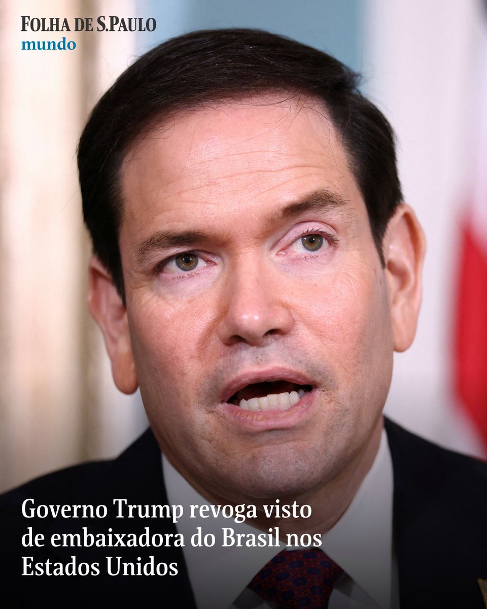 folha's tweet photo. O governo Donald Trump anunciou nesta terça-feira (3) a revogação do visto da embaixadora do Brasil nos EUA, Maria Luisa Viotti, em retaliação à demora do Brasil de conceder aval para que Daniel Perez assuma suas funções como novo embaixador dos EUA em Brasília. A medida equivale à expulsão da diplomata do país. Auxiliares do republicano destacaram que o visto de Viotti só será reestabelecido caso o governo Lula dê luz verde para Perez —um procedimento conhecido como agrément.

📲Leia mais na #Folha: https://t.co/zIO89cdGax
📷 Kevin Lamarque/Reuters
📝 Isabella Menon