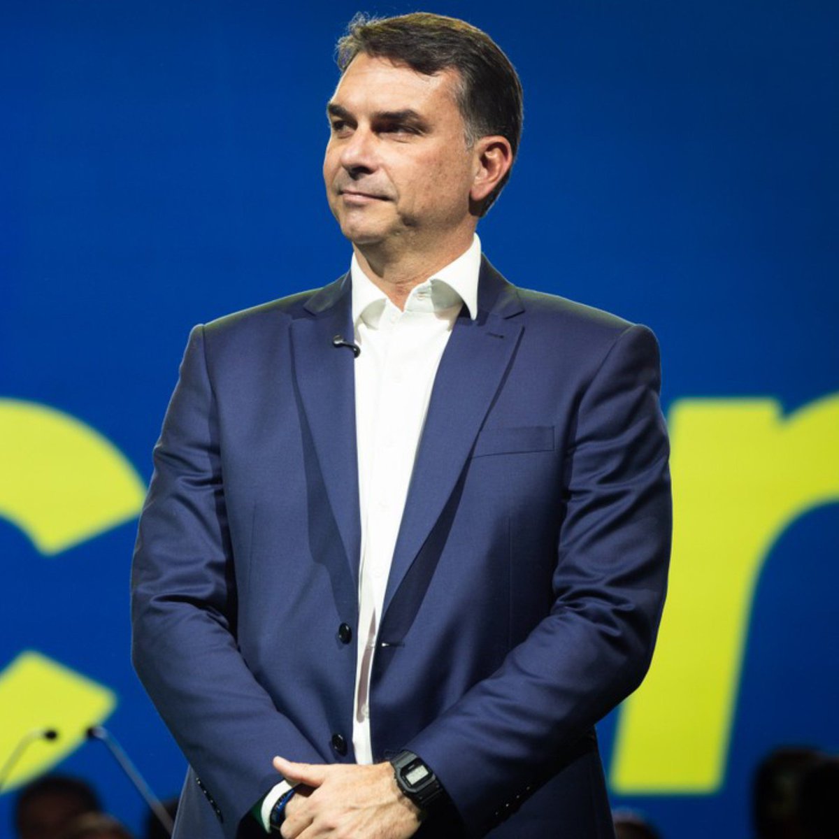 bralternativo_'s tweet photo. 🚨🇧🇷 Nas redes sociais, cresce um movimento em defesa do deputado e príncipe Luiz Philippe de Orleans e Bragança para compor a chapa de Flávio Bolsonaro.

Segundo bolsonaristas, ele pode ser o “JD Vance” de Flávio, em referência ao vice de Donald Trump.

Recentemente, o deputado afirmou que aceitaria integrar a chapa: “Óbvio que sim”.