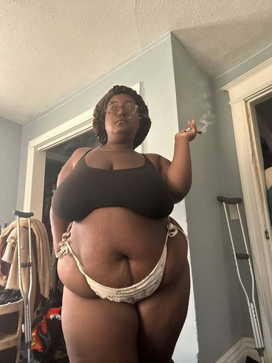 Divin1111's tweet photo. Thick,  fat   Or   Obese?? https://t.co/7vE8YU0m5Q