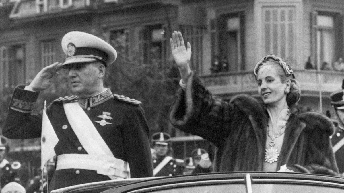 Juli3CGallagh3r's tweet photo. Evita no sólo se inyectó morfina y se colocó un arnés para desfilar junto a Perón en la 2ª asunción de el, sino que también renunció a ser Vicepresidenta porque apremiaba el cáncer. Ah, pero acá los obsecuentes te
quieren vender la épica de millonarios que trabajan de 10 veces por año! Déjate de joder.