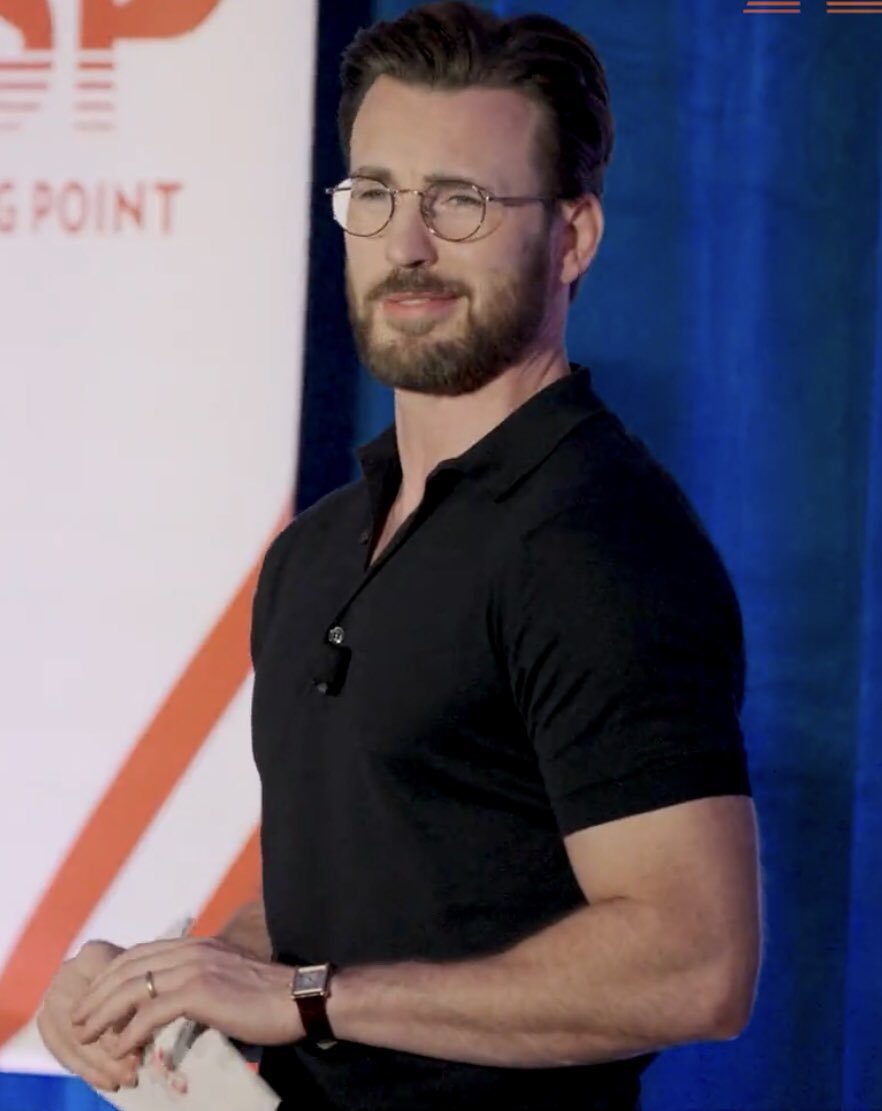 CapitanCevans's tweet photo. Últimamente hemos visto a Chris Evans usando lentes , constantemente, desde la Comic-Con hasta los Oscars, en entrevistas y premieres 💥

Honestamente, es de sus mejores looks 🤩💙 https://t.co/mfnv5xB1Uj
