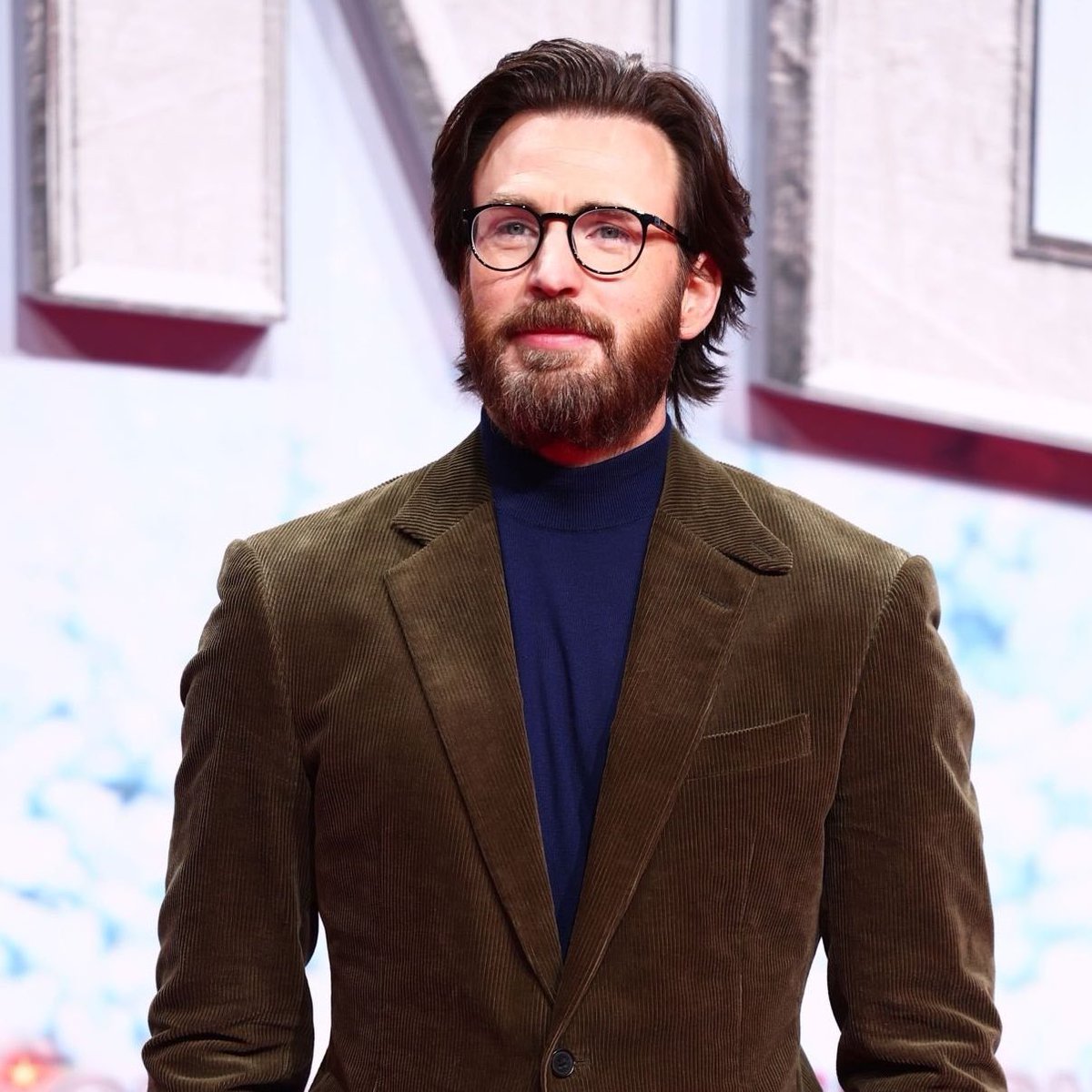 CapitanCevans's tweet photo. Últimamente hemos visto a Chris Evans usando lentes , constantemente, desde la Comic-Con hasta los Oscars, en entrevistas y premieres 💥

Honestamente, es de sus mejores looks 🤩💙 https://t.co/mfnv5xB1Uj