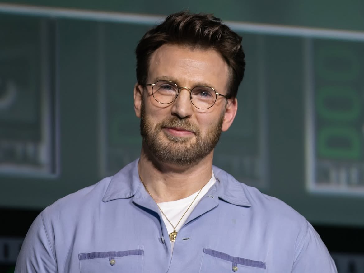 CapitanCevans's tweet photo. Últimamente hemos visto a Chris Evans usando lentes , constantemente, desde la Comic-Con hasta los Oscars, en entrevistas y premieres 💥

Honestamente, es de sus mejores looks 🤩💙 https://t.co/mfnv5xB1Uj