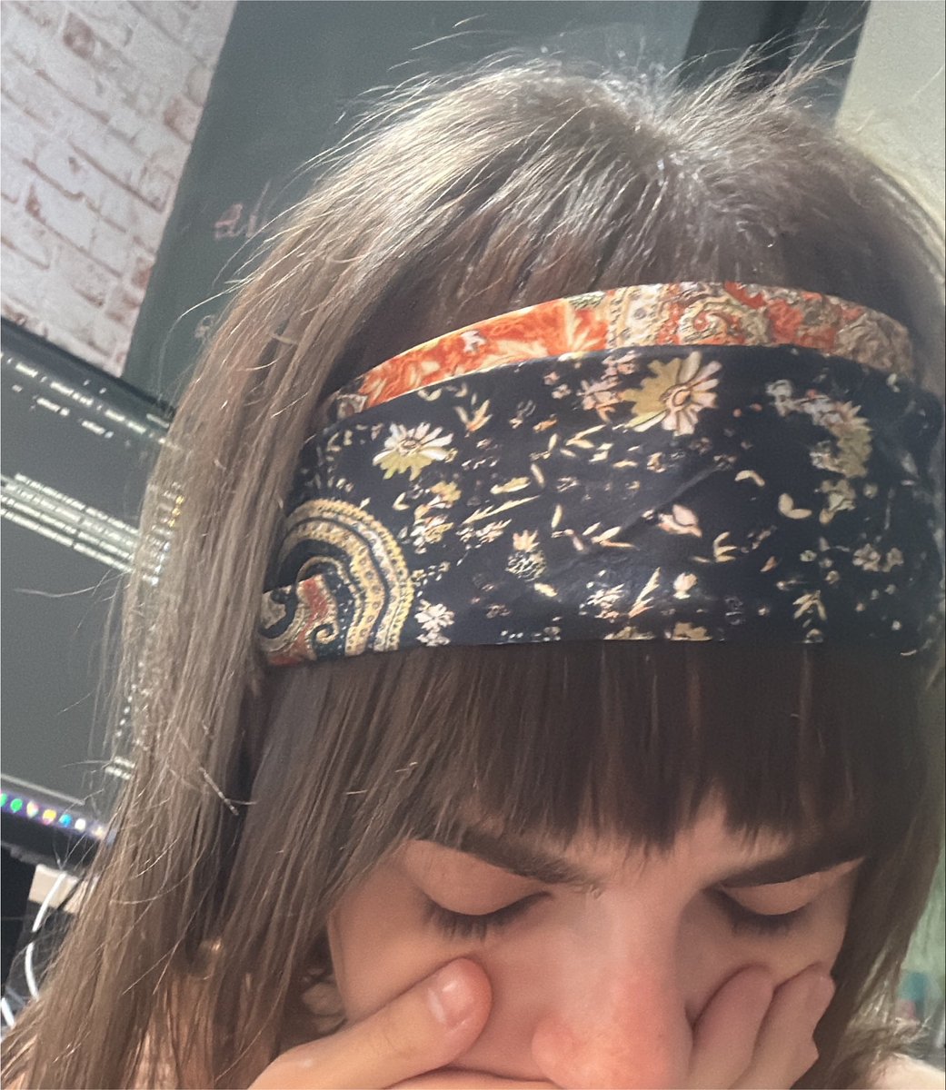 jzannin's tweet photo. ter franjinha as vezes significa que você tem fazer a manu gavassi circa 2010 pra não parecer que foi eletrocutada (tal qual meus fios novos ali no cocuruto) quando seca o cabelo naturalmente https://t.co/Dq6Fx76Zp2