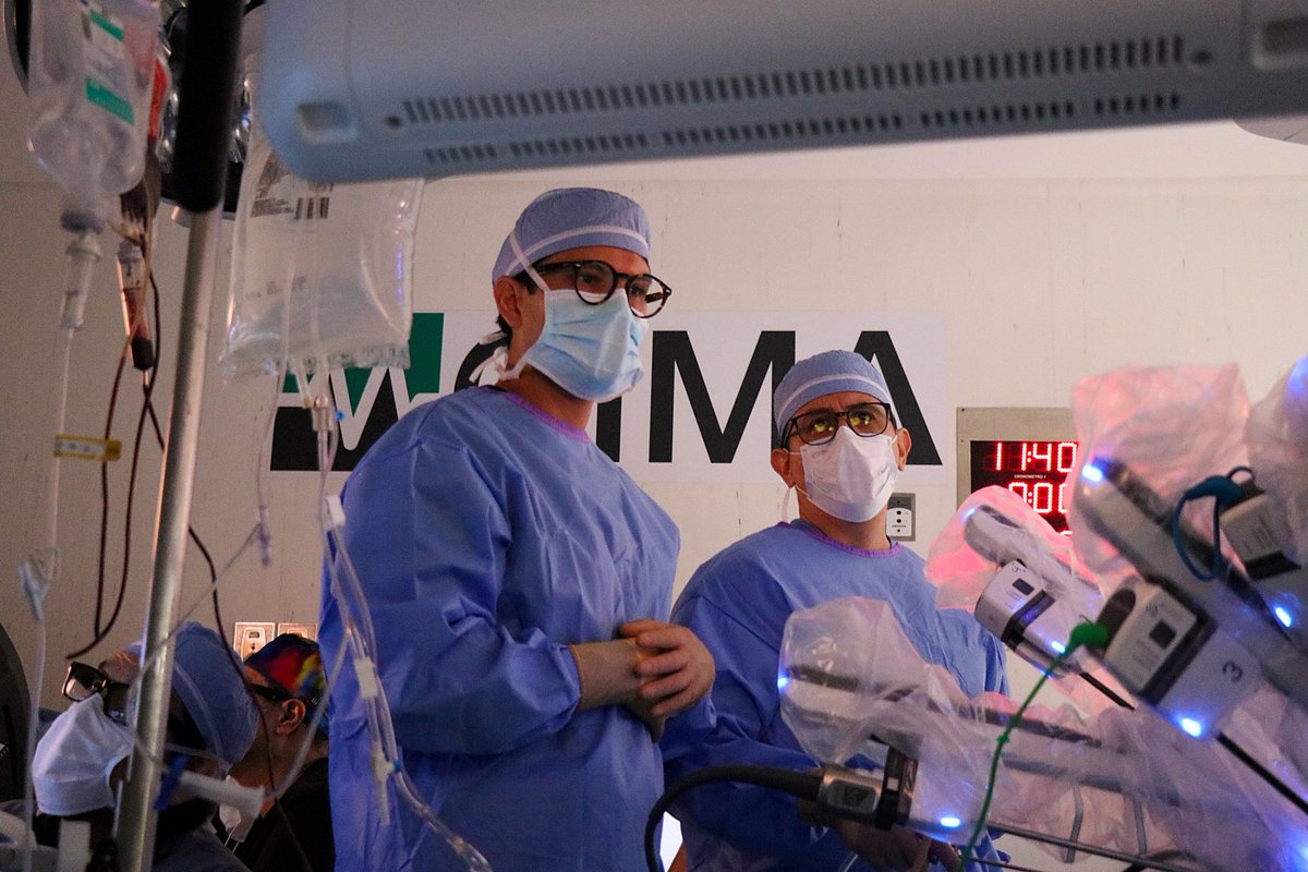 Urologos_UMANO's tweet photo. CÁNCER DE VEJIGA
La naturaleza de esta enfermedad requiere tratamiento multidisciplinario y de vanguardia
En días pasados tuvimos la oportunidad de realizar una cistoprostatectomía radical robótica, que es una cirugía de alta complejidad para el tratamiento del cáncer de vejiga https://t.co/qjTSBppu2e