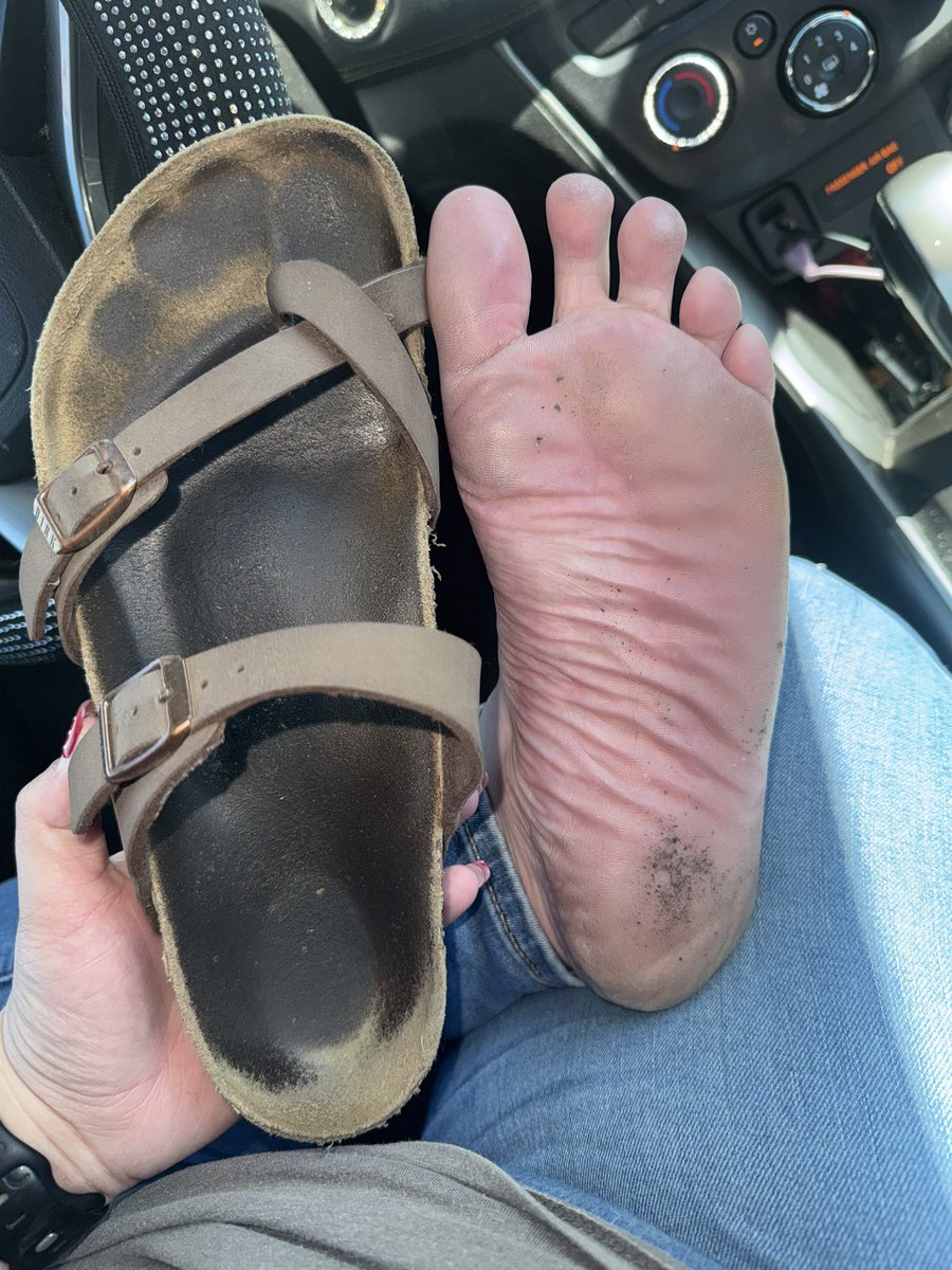 baddie_madiXXX's tweet photo. rough day to be a birkenstock 🥴 https://t.co/irFudOToOu