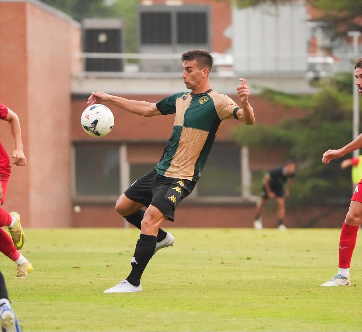 david_1911_'s tweet photo. 🎙️PERE PONS, sobre el @GironaFC en la seva presentació com a jugador del Sabadell:

🗣️ “El fet de visitar Montilivi amb una altra samarreta se'm farà estrany; mai he jugat contra el Girona. Els sentiments sempre hi seran i he de veure com ho assimilo”.

📸 CES/GFC

@GironaMedia https://t.co/MkXdJOa8Wa