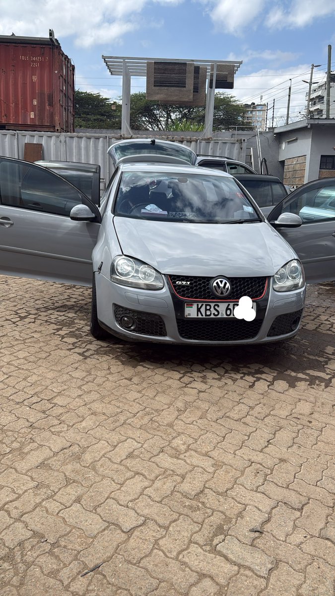 angwenyiChui's tweet photo. @alexmwanzo @Quancho8 @DerrickUdu55582 I need to get this benz, mtu anipee same amount imeandikwa hapo for my mk5 gti https://t.co/QH7o5RIbGS