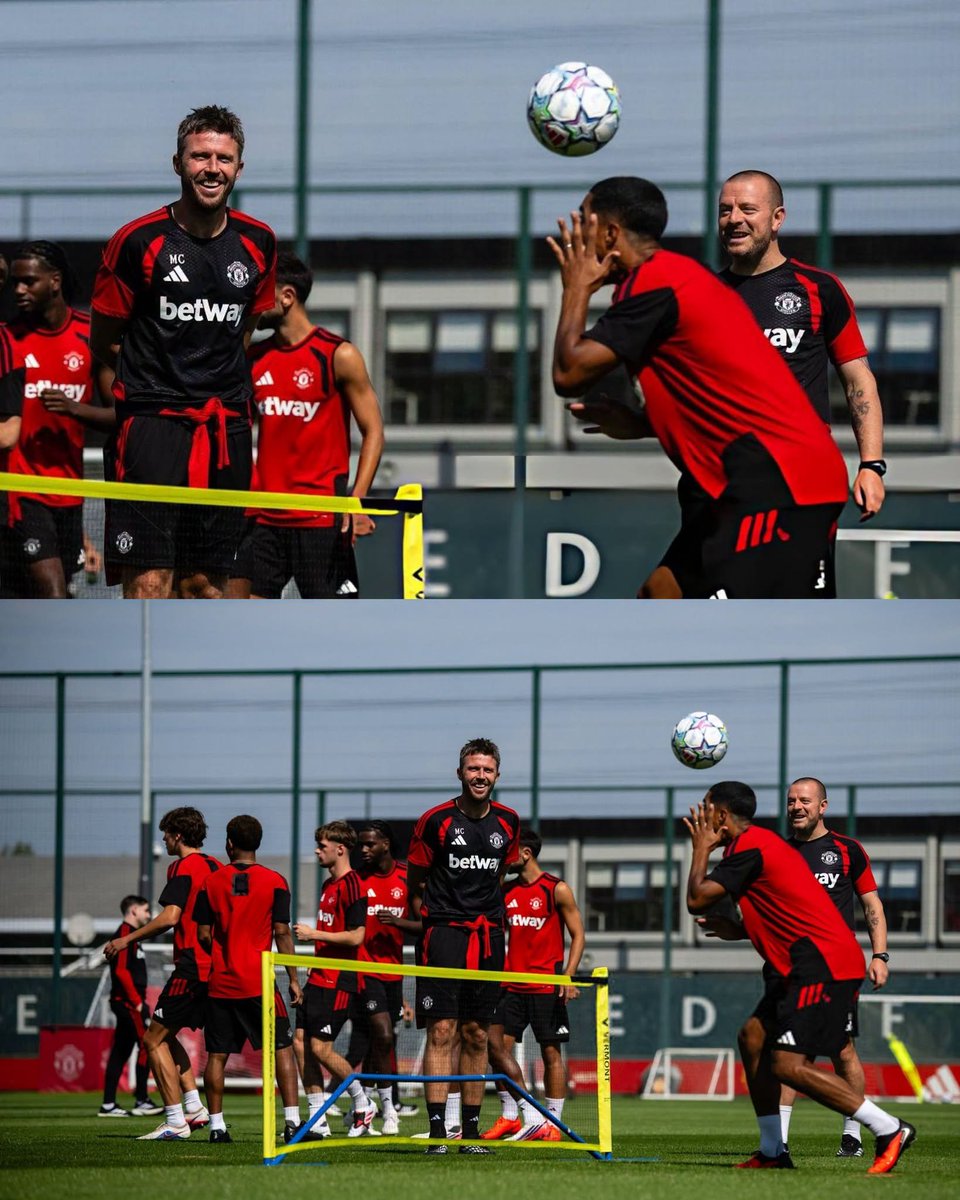 tchato18's tweet photo. 🚨📸 - Michael Carrick watching on Youri Tielemans in training.❤️😁 https://t.co/lvwz3lzfyG