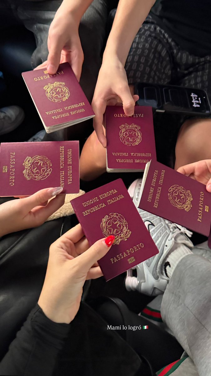 NaiVecchio's tweet photo. Wanda Nara logró los pasaportes tras el robo y vuelve a Argentina de sus vacaciones por Milán y París con sus hijos (Francesca e Isabella Icardi, Constantino y Benedicto López) y su novio Martin Migueles #wandanara #wanda #badbitches https://t.co/XXAtOnP6n2