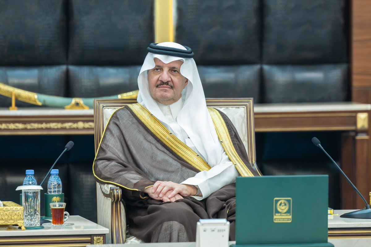 HafarWire's tweet photo. سمو أمير المنطقة الشرقية يستقبل منسوبي فرع وزارة الموارد البشرية والتنمية الاجتماعية بالمنطقة

استقبل صاحب السمو الملكي الأمير سعود بن نايف بن عبدالعزيز أمير المنطقة الشرقية في ديوان الإمارة منسوبي فرع وزارة الموارد البشرية والتنمية الاجتماعية بالمنطقة، وذلك لعرض الجهود المبذولة في مكافحة التسول.
ونوه سمو أمير المنطقة الشرقية بالجهود التي تبذلها وزارة الموارد البشرية والتنمية الاجتماعية في التعامل مع ظاهرة التسول، ومعالجة مسبباتها من خلال منظومة الحماية الاجتماعية وبرامج الرعاية والتأهيل والتمكين، وبالتكامل مع الجهات ذات العلاقة، بما يسهم في دعم المستفيدين وتعزيز اندماجهم واستقرارهم الاجتماعي والاقتصادي، مؤكدًا أهمية تعزيز الوعي المجتمعي بالفرق بين الحاجة والفقر من جهة، وممارسة التسول من جهة أخرى، وأن طلب المساعدة والحصول على الدعم حق مكفول للمحتاجين عبر القنوات والبرامج النظامية، بما يحفظ كرامة المستفيد ويضمن وصول الدعم إلى مستحقيه، ويسهم في الحد من استغلال الحاجة في ممارسة التسول.
وأوضح مدير عام فرع الوزارة بالمنطقة الشرقية الأستاذ محمد بن سعود السماري، أن الوزارة تعمل ضمن منظومة متكاملة لمكافحة التسول، من خلال برامج الرعاية والتأهيل والتمكين، والتنسيق مع الجهات ذات العلاقة، بما يعزز الجهود الوقائية ويرفع مستوى الوعي المجتمعي بمخاطر التسول، لافتًا إلى أن تكامل الأدوار يمثل ركيزة أساسية في مواجهة الظاهرة ومعالجة مسبباتها.

وأضاف السماري أن الوزارة تواصل جهودها في تعزيز منظومة الحماية الاجتماعية وتوسيع مسارات التمكين، مشيرًا إلى أن نظام الضمان الاجتماعي المطور أسهم، منذ تطبيقه عام 2022م، في تمكين أكثر من (473) ألف مستفيد على مستوى المملكة، منهم ما يزيد على (57) ألفًا في المنطقة الشرقية، عبر برامج التدريب والتأهيل والتوظيف والتمكين الاقتصادي، منوهًا بما توليه القيادة الرشيدة -أيّدها الله- من اهتمام بتمكين الإنسان وصون كرامته.

وأعرب السماري عن شكره وتقديره لسمو أمير المنطقة الشرقية على دعمه المتواصل لجهود فرع الوزارة بالمنطقة، مؤكدًا أن هذا الدعم يعكس حرص سموه على الارتقاء بالخدمات المقدمة للمستفيدين.