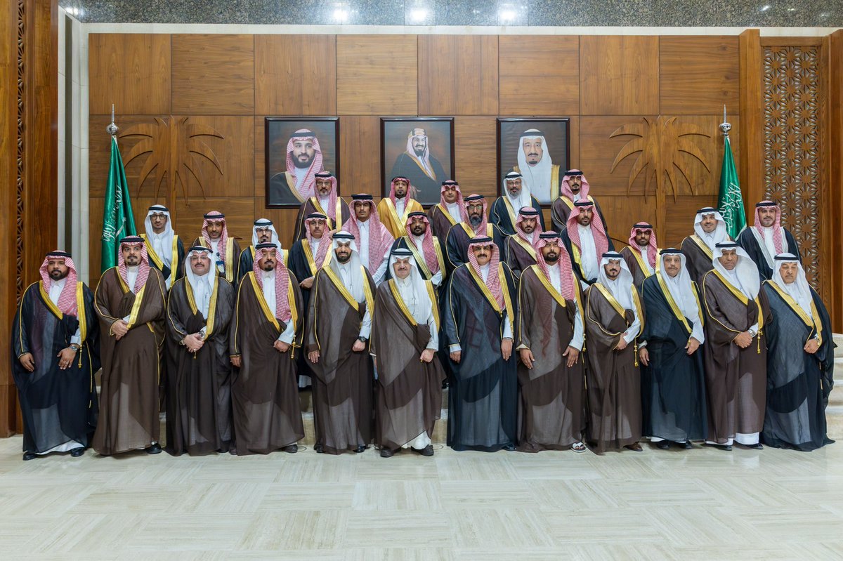 HafarWire's tweet photo. سمو أمير المنطقة الشرقية يستقبل منسوبي فرع وزارة الموارد البشرية والتنمية الاجتماعية بالمنطقة

استقبل صاحب السمو الملكي الأمير سعود بن نايف بن عبدالعزيز أمير المنطقة الشرقية في ديوان الإمارة منسوبي فرع وزارة الموارد البشرية والتنمية الاجتماعية بالمنطقة، وذلك لعرض الجهود المبذولة في مكافحة التسول.
ونوه سمو أمير المنطقة الشرقية بالجهود التي تبذلها وزارة الموارد البشرية والتنمية الاجتماعية في التعامل مع ظاهرة التسول، ومعالجة مسبباتها من خلال منظومة الحماية الاجتماعية وبرامج الرعاية والتأهيل والتمكين، وبالتكامل مع الجهات ذات العلاقة، بما يسهم في دعم المستفيدين وتعزيز اندماجهم واستقرارهم الاجتماعي والاقتصادي، مؤكدًا أهمية تعزيز الوعي المجتمعي بالفرق بين الحاجة والفقر من جهة، وممارسة التسول من جهة أخرى، وأن طلب المساعدة والحصول على الدعم حق مكفول للمحتاجين عبر القنوات والبرامج النظامية، بما يحفظ كرامة المستفيد ويضمن وصول الدعم إلى مستحقيه، ويسهم في الحد من استغلال الحاجة في ممارسة التسول.
وأوضح مدير عام فرع الوزارة بالمنطقة الشرقية الأستاذ محمد بن سعود السماري، أن الوزارة تعمل ضمن منظومة متكاملة لمكافحة التسول، من خلال برامج الرعاية والتأهيل والتمكين، والتنسيق مع الجهات ذات العلاقة، بما يعزز الجهود الوقائية ويرفع مستوى الوعي المجتمعي بمخاطر التسول، لافتًا إلى أن تكامل الأدوار يمثل ركيزة أساسية في مواجهة الظاهرة ومعالجة مسبباتها.

وأضاف السماري أن الوزارة تواصل جهودها في تعزيز منظومة الحماية الاجتماعية وتوسيع مسارات التمكين، مشيرًا إلى أن نظام الضمان الاجتماعي المطور أسهم، منذ تطبيقه عام 2022م، في تمكين أكثر من (473) ألف مستفيد على مستوى المملكة، منهم ما يزيد على (57) ألفًا في المنطقة الشرقية، عبر برامج التدريب والتأهيل والتوظيف والتمكين الاقتصادي، منوهًا بما توليه القيادة الرشيدة -أيّدها الله- من اهتمام بتمكين الإنسان وصون كرامته.

وأعرب السماري عن شكره وتقديره لسمو أمير المنطقة الشرقية على دعمه المتواصل لجهود فرع الوزارة بالمنطقة، مؤكدًا أن هذا الدعم يعكس حرص سموه على الارتقاء بالخدمات المقدمة للمستفيدين.