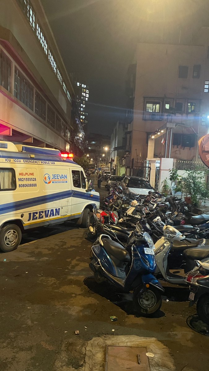 rasesh42's tweet photo. Even ambulance can’t proper take turn in emergency. 2-3 line parking at Sadashiv Cross Lane, Girgaon
@MTPHereToHelp @VPRoadPS @mybmcWardD @MPLodha https://t.co/oW0eOfJQ49