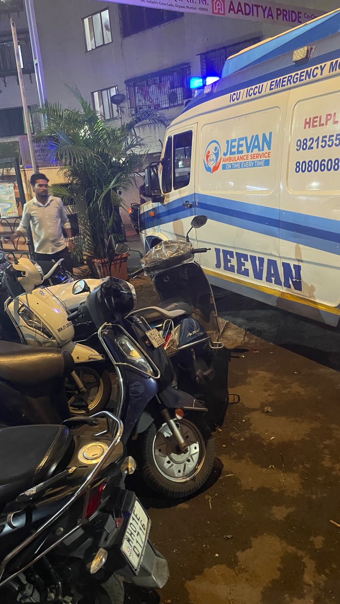 rasesh42's tweet photo. Even ambulance can’t proper take turn in emergency. 2-3 line parking at Sadashiv Cross Lane, Girgaon
@MTPHereToHelp @VPRoadPS @mybmcWardD @MPLodha https://t.co/oW0eOfJQ49