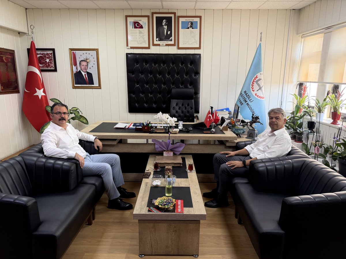 TCSultanhisar's tweet photo. Kaymakamımız Sayın Ali Ekber ATEŞ, Sultanhisar İlçe Millî Eğitim Müdürlüğü görevinden Nazilli İlçe Millî Eğitim Müdürlüğüne atanan Erdinç GÜNER’i makamında ziyaret etti.
Kaymakamımız,Nazilli İlçe Milli Eğitim Müdürü Erdinç GÜNER’e görevinde başarılar diledi. https://t.co/db4CxV15dU