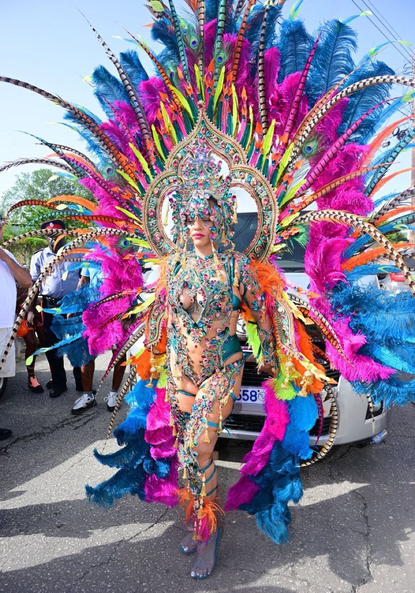 MarRihhhh's tweet photo. All that talk about Rihanna’s body.. just for her to shut shit down at crop over! Never disrespect a BLACK WOMAN https://t.co/gPbEmNH3EY