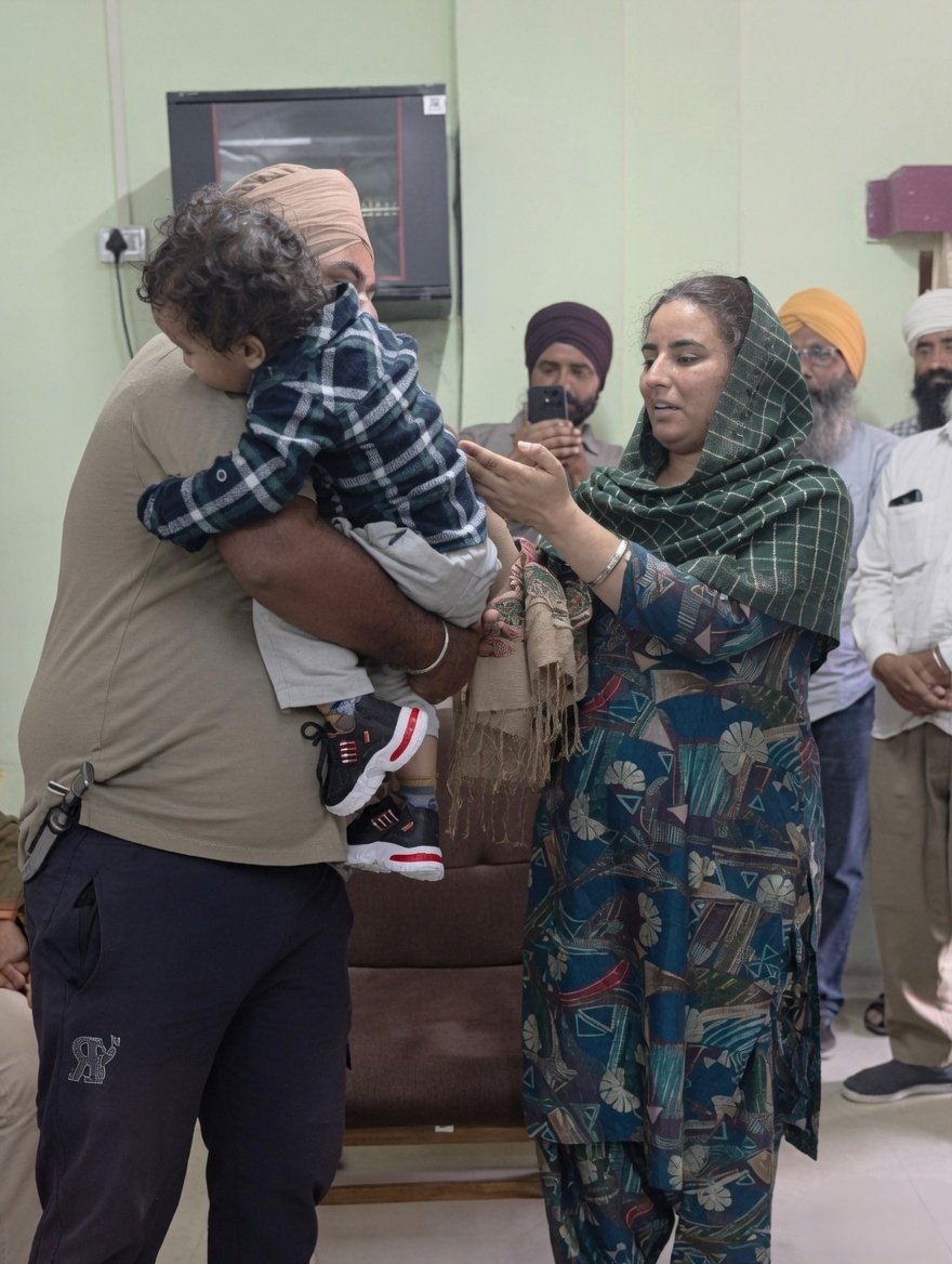 MandeepRajBhar9's tweet photo. बिछड़े सिर्फ पति-पत्नी नहीं... एक मासूम बच्चे की दुनिया भी दो हिस्सों में बंट गई।

ग्वालियर की तहसील में एक पारिवारिक विवाद और तलाक के बीच आपसी सहमति से यह तय हुआ कि दो साल का मासूम बच्चा अपनी मां के साथ रहेगा।

जब पिता अपने कलेजे के टुकड़े को मां की गोद में सौंप रहा था। तो मासूम बच्चा बार-बार पिता की ओर जाने के लिए रोता रहा। 

जबकि पिता बेबस होकर उसे दूर जाते देखते रहे। वहां मौजूद सभी लोगों के आंख में अंशु आ गए।