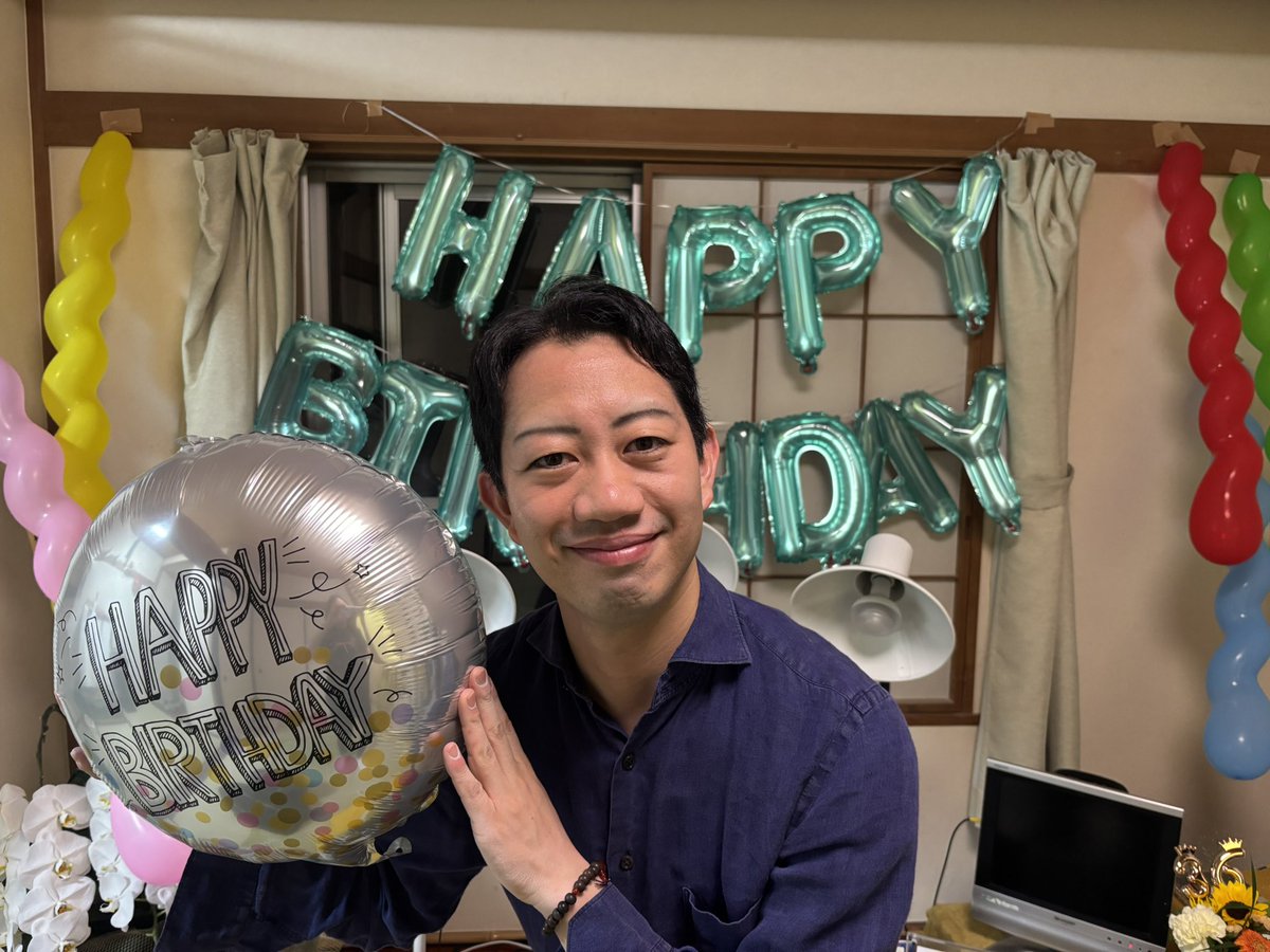 Rinta0803's tweet photo. 36歳の幕開けは🫏
サプライズで会議室でお祝いしてもらい🎊
怒涛のリーディングの舞台から始まり📖

『もののけ姫』 サンを演じている真っ最中🐺
楽屋でも沢山お祝いしていただき感謝🥲

そして❗️
誕生日広告🖼️
誕生日ビジョン🏙️
誕生日メッセージブック📕
思いを届けてくださりありがとうございます🙏 https://t.co/mFwJb9C4HF