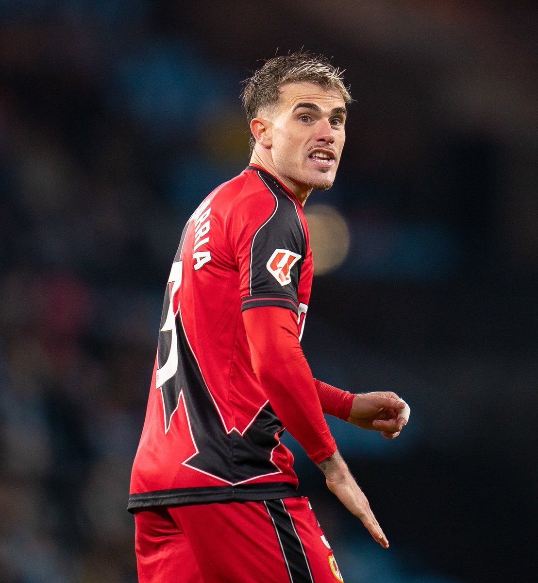 Humphrey_Pato's tweet photo. 🚨BREAKING:Chelsea are close to finalising an agreement with Rayo Vallecano for left-back Pep Chavarria.

The 28-year-old Spanish defender has already agreed personal terms with Chelsea and is keen on making the move to Stamford Bridge.

Chelsea and Rayo Vallecano are now working amicably towards completing the agreement, with negotiations progressing positively between both clubs.

Chavarria is expected to be given permission to undergo his medical once the final details are sorted. Chelsea are now closing in on another addition to their squad. 🔵