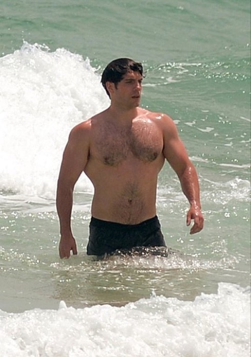 MEN_DAILY_'s tweet photo. henry cavill showing off his muscles at the beach in 2016 https://t.co/eUOY6ja0mN