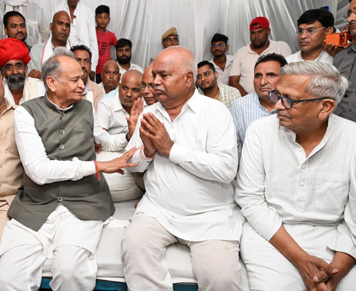 ashokgehlot51's tweet photo. मसूदा के पूर्व विधायक एवं संसदीय सचिव रहे श्री ब्रह्मदेव कुमावत जी के निधन पर उनके निवास पर जाकर पुष्पांजलि अर्पित की।

ईश्वर दिवंगत आत्मा को शांति प्रदान करे तथा शोकाकुल परिवार को यह असीम दुख सहन करने की शक्ति दे। ॐ शांति। https://t.co/cQEswpJ8XB