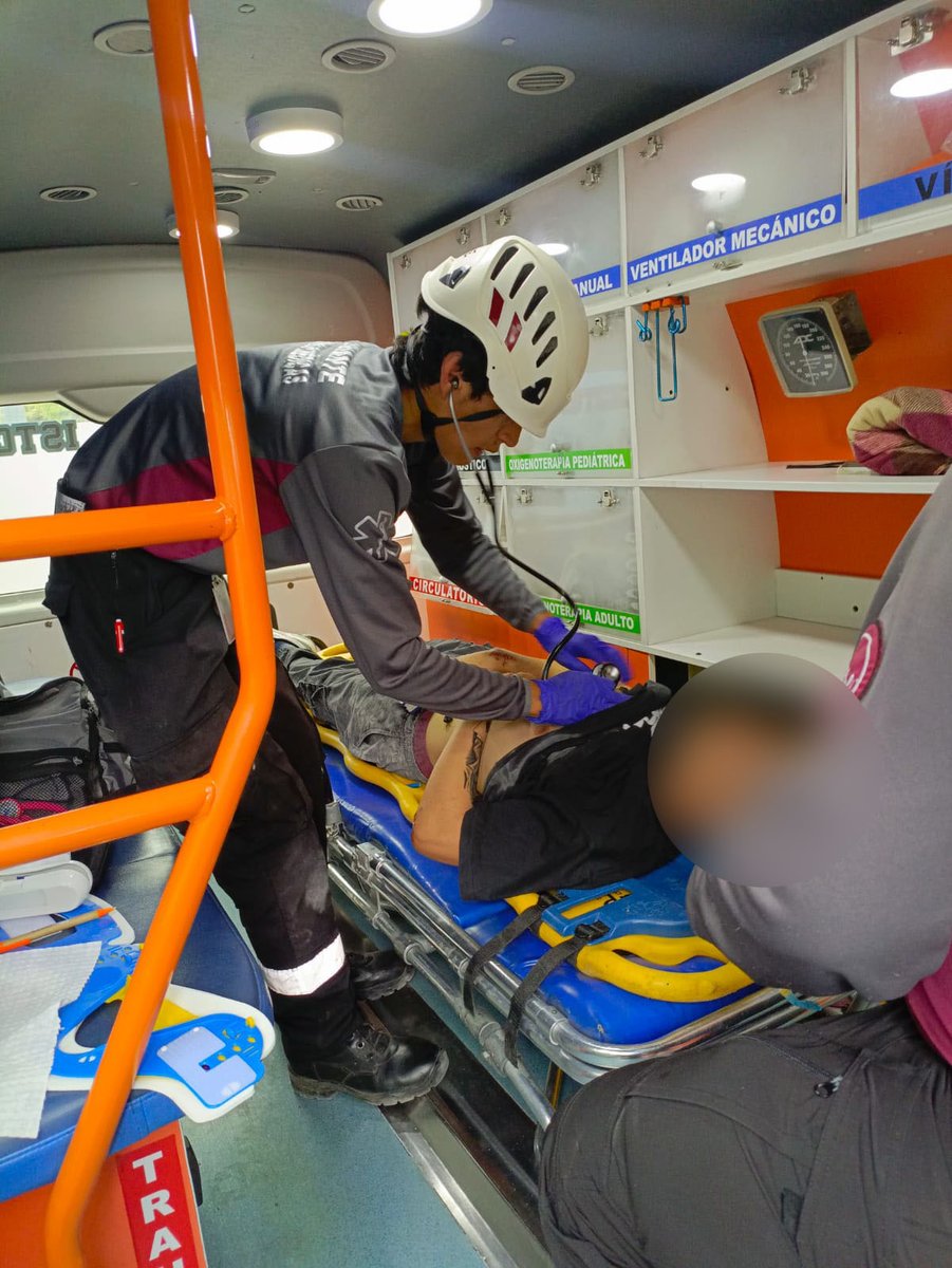 istcre's tweet photo. #ReporteDeAtenciónISTCRE 🚑

Atendimos a un motociclista involucrado en un accidente de tránsito. 

#ISTCRE #ECU911 #AtenciónPrehospitalaria https://t.co/vDR8CCPZlH