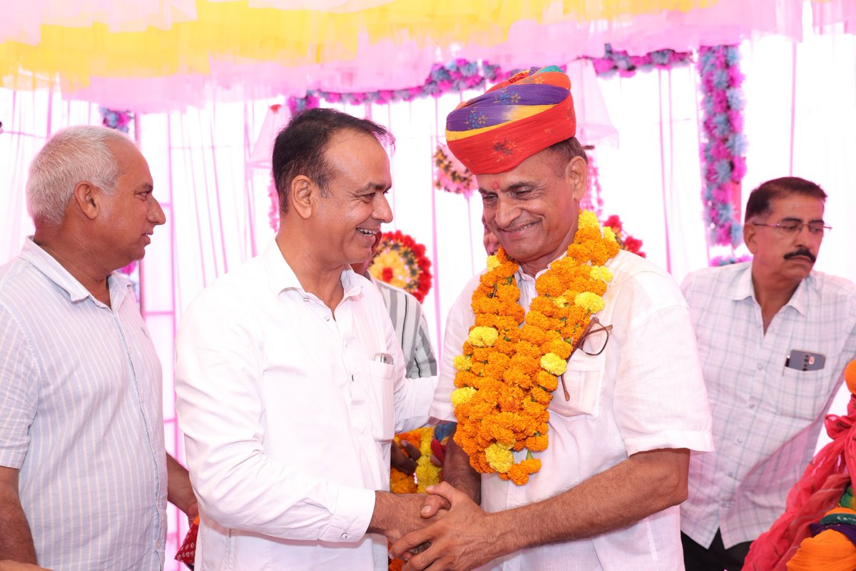 ChetanDudiINC's tweet photo. #डीडवाना ललासरी में श्री जीवन राम बुरड़क जी के सेवानिवृत्त समारोह में शामिल हुआ, शुभकामनाएं दी। https://t.co/cTySEkY94T
