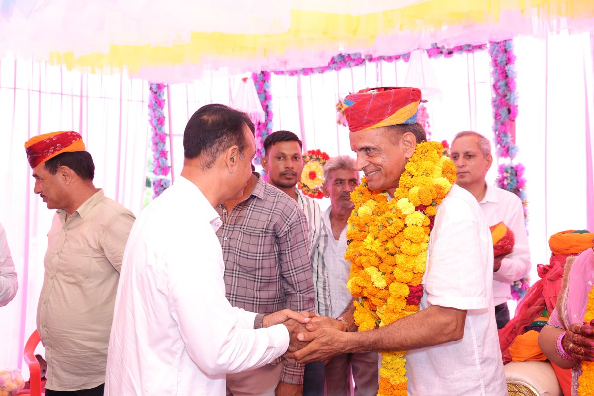 ChetanDudiINC's tweet photo. #डीडवाना ललासरी में श्री जीवन राम बुरड़क जी के सेवानिवृत्त समारोह में शामिल हुआ, शुभकामनाएं दी। https://t.co/cTySEkY94T
