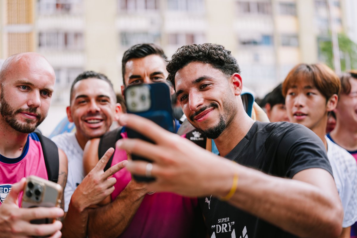 ManCity's tweet photo. 🤳🩵 https://t.co/DECbhoubdq