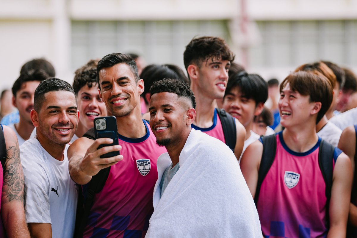 ManCity's tweet photo. 🤳🩵 https://t.co/DECbhoubdq