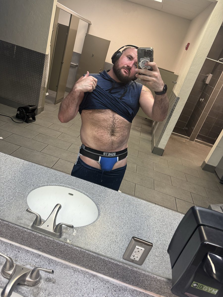 doodledaddy32's tweet photo. Just your typical after workout pic #lockerroom https://t.co/N0LJjcjdsN