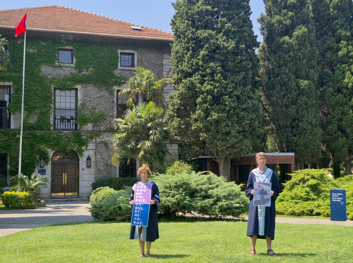 yunusunbabasi's tweet photo. 3 Ağustos 2026 Boğaziçi Üniversitesi Akademisyenleri Nöbeti no. 1364. Direnişin 6. yılı/2038. günü @UniBogazici #KabulEtmiyoruzVazgeçmiyoruz
August 3, 2026 Bogazici University Faculty Vigil #1364/6th year/2038th day of the resistance @unibogazici_en #WeDoNotAcceptWeDoNotGiveUp https://t.co/GGVpVmOjXm
