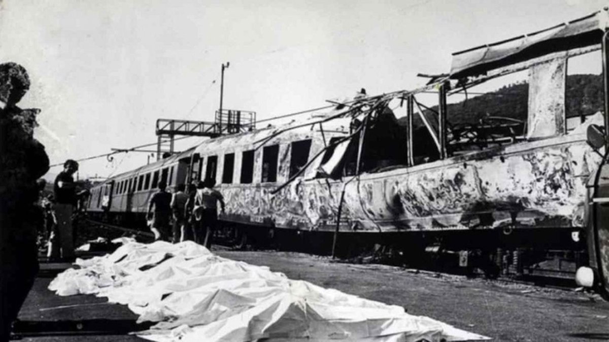 Moonlightshad1's tweet photo. Nella notte fra il 3 e il #4agosto 1974 una bomba esplose nel quinto vagone del treno espresso 1486, meglio conosciuto come Italicus. 
Il treno era partito da Roma e sarebbe dovuto arrivare a Monaco di Baviera.
Nell'attentato morirono 12 persone e 48 rimasero ferite.➡️ https://t.co/O9OoHeSSEh