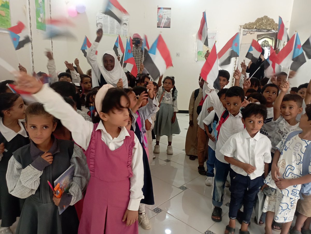 STC_Wadi_HD's tweet photo. برعاية الرئيس الزُبيدي.. انتقالي رماه يدشن الموسم الدراسي الجديد بـ "روضة الأمل"

رماه - قسم الإعلام 

دشنت الهيئة التنفيذية للقيادة المحلية للمجلس الانتقالي الجنوبي العربي بمديرية رماه، صباح اليوم الموافق 4 أغسطس، افتتاح "روضة الأمل" التابعة للمجلس، برعاية كريمة من الرئيس القائد عيدروس بن قاسم الزُبيدي، وبإشراف الأستاذ عبدالملك محسن التميمي عضو هيئة رئاسة المجلس الانتقالي الجنوبي العربي رئيس الهيئة التنفيذية المساعدة لشؤون مديريات وادي وصحراء حضرموت، وسط أجواء فرائحية شهدت رفع الطلاب لأعلام دولة الجنوب العربي. وتزامن حفل الافتتاح مع إعلان إدارة الروضة، بقيادة رئيسة قسم المرأة والطفل الأستاذة نجود محمد المنهالي، عن الانطلاق الرسمي للعملية التعليمية للموسم الدراسي الجديد 2026 - 2027م.

وخلال حفل التدشين، أجرى أعضاء الهيئة التنفيذية القائم بأعمال رئيس الهيئة التنفيذية الأستاذ منشر المنهالي، جولة تفقدية شملت مختلف أقسام الروضة؛ بهدف تلمس أبرز احتياجات الأطفال والعمل على توفيرها. كما سعت الجولة إلى تقييم مستوى الجاهزية الإدارية لضمان سير العملية التعليمية بنجاح، استناداً إلى أركانها الثلاثة المتمثلة في المعلم، والطالب، والمنهج التعليمي، مع التشديد على أهمية تهيئة البيئة التعليمية المناسبة والمحفزة للأطفال.

من جانبها، استعرضت إدارة الروضة خطتها التشغيلية والتعليمية المرسومة للعام الجديد، والتي شملت تحديد مواعيد الدوام الرسمي، وتفاصيل المنهج الدراسي، بالإضافة إلى تنظيم جدول الحصص والأنشطة الرياضية وتوزيعها بشكل علمي يتناسب مع مختلف المستويات والأقسام داخل الروضة.

وفي ختام الفعالية، وجهت الهيئة التنفيذية خالص الشكر والتقدير لإدارة "روضة الأمل" على الجهود الكبيرة التي تبذلها. وأشادت الهيئة بحالة الثبات والإصرار التي أبدتها الإدارة في سبيل تجاوز كافة التحديات والصعوبات، سعياً منها لخدمة أبناء مديرية رماه وتأمين مستقبل تعليمي مشرق لهم.
