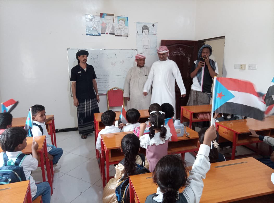STC_Wadi_HD's tweet photo. برعاية الرئيس الزُبيدي.. انتقالي رماه يدشن الموسم الدراسي الجديد بـ "روضة الأمل"

رماه - قسم الإعلام 

دشنت الهيئة التنفيذية للقيادة المحلية للمجلس الانتقالي الجنوبي العربي بمديرية رماه، صباح اليوم الموافق 4 أغسطس، افتتاح "روضة الأمل" التابعة للمجلس، برعاية كريمة من الرئيس القائد عيدروس بن قاسم الزُبيدي، وبإشراف الأستاذ عبدالملك محسن التميمي عضو هيئة رئاسة المجلس الانتقالي الجنوبي العربي رئيس الهيئة التنفيذية المساعدة لشؤون مديريات وادي وصحراء حضرموت، وسط أجواء فرائحية شهدت رفع الطلاب لأعلام دولة الجنوب العربي. وتزامن حفل الافتتاح مع إعلان إدارة الروضة، بقيادة رئيسة قسم المرأة والطفل الأستاذة نجود محمد المنهالي، عن الانطلاق الرسمي للعملية التعليمية للموسم الدراسي الجديد 2026 - 2027م.

وخلال حفل التدشين، أجرى أعضاء الهيئة التنفيذية القائم بأعمال رئيس الهيئة التنفيذية الأستاذ منشر المنهالي، جولة تفقدية شملت مختلف أقسام الروضة؛ بهدف تلمس أبرز احتياجات الأطفال والعمل على توفيرها. كما سعت الجولة إلى تقييم مستوى الجاهزية الإدارية لضمان سير العملية التعليمية بنجاح، استناداً إلى أركانها الثلاثة المتمثلة في المعلم، والطالب، والمنهج التعليمي، مع التشديد على أهمية تهيئة البيئة التعليمية المناسبة والمحفزة للأطفال.

من جانبها، استعرضت إدارة الروضة خطتها التشغيلية والتعليمية المرسومة للعام الجديد، والتي شملت تحديد مواعيد الدوام الرسمي، وتفاصيل المنهج الدراسي، بالإضافة إلى تنظيم جدول الحصص والأنشطة الرياضية وتوزيعها بشكل علمي يتناسب مع مختلف المستويات والأقسام داخل الروضة.

وفي ختام الفعالية، وجهت الهيئة التنفيذية خالص الشكر والتقدير لإدارة "روضة الأمل" على الجهود الكبيرة التي تبذلها. وأشادت الهيئة بحالة الثبات والإصرار التي أبدتها الإدارة في سبيل تجاوز كافة التحديات والصعوبات، سعياً منها لخدمة أبناء مديرية رماه وتأمين مستقبل تعليمي مشرق لهم.
