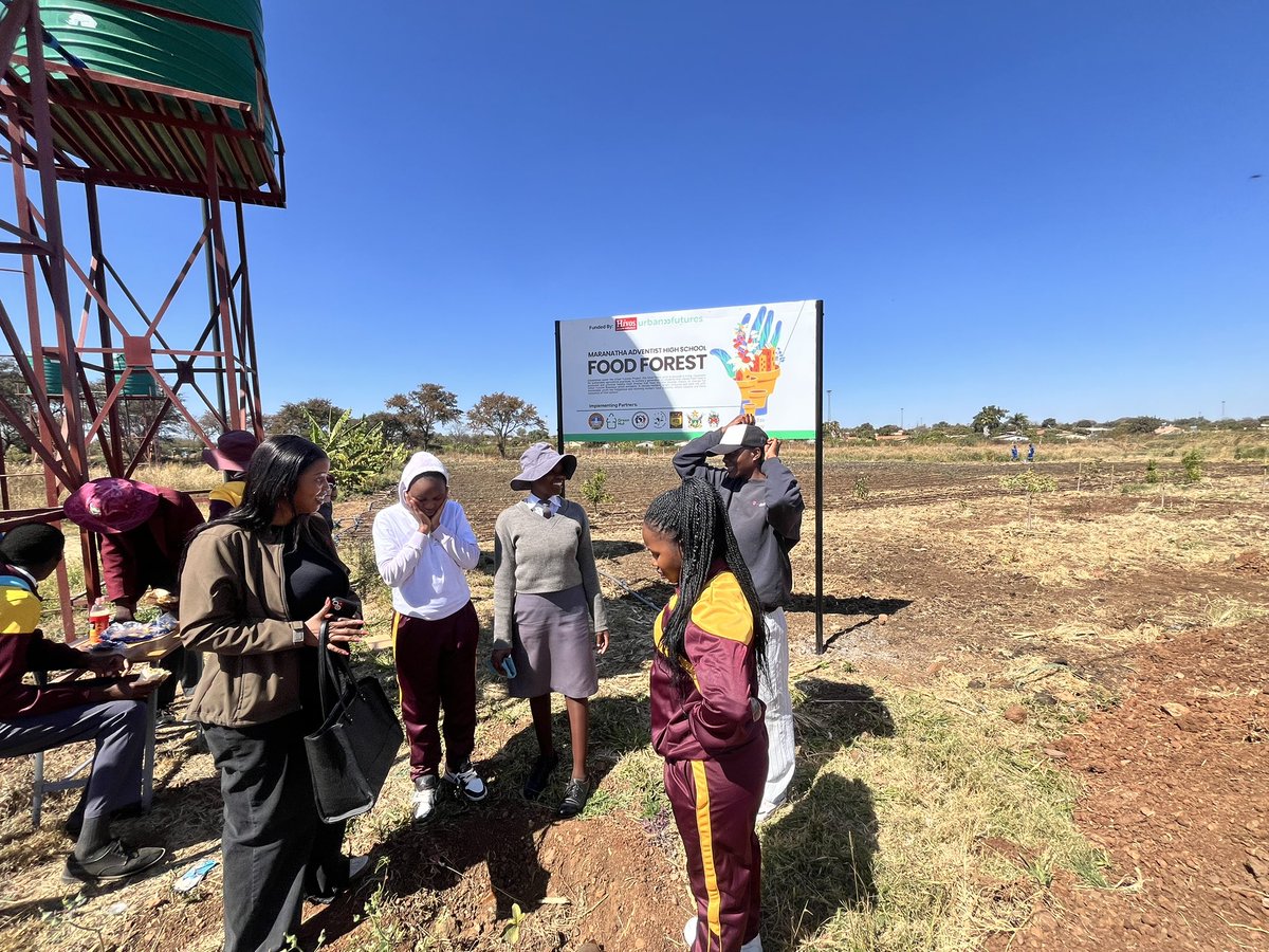 hut_green's tweet photo. From tree identification to nutrition research. Maranatha High School’s Environmental Club is learning how indigenous trees can support biodiversity, healthy diets and sustainable food forests. 🌱
#Forwardwegrow #UrbanFutures #Sustainability https://t.co/YaGZf6EvRV