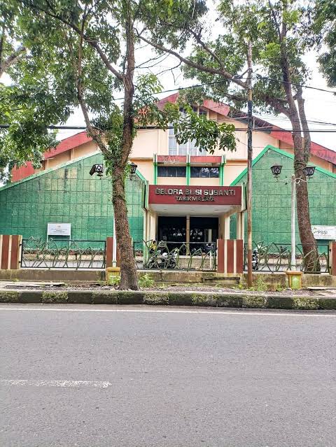 RifkiRosad's tweet photo. Cerita Kaka lelaki dari Ibu, Dia pernah sebangku sama Mba Susi saat sekolah di SMPN 2 Tasikmalaya.

Latihan Continous Run Mbak Susi itu dari Kota Tasik ke Manonjaya pulang pergi. Hebat banget.

di Kota Tasik sampe dibuatkan Gor Susi Susanti. Aku bangga sebagai orang Tasik 😬 https://t.co/qEGlMTbDrH