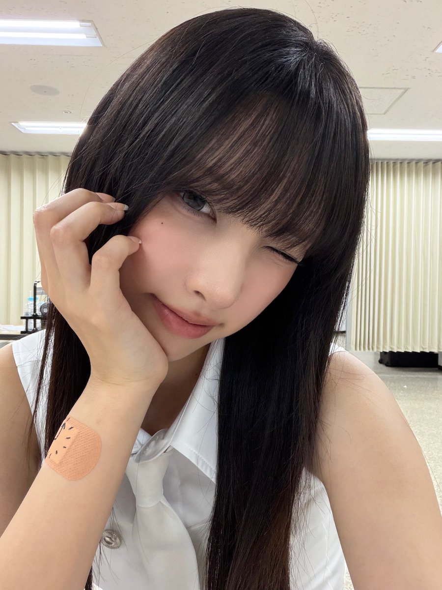 yunahslauv's tweet photo. yunah just sent more selcas on dms oh my god she is feeding us so well https://t.co/b0M3RiZZ7G