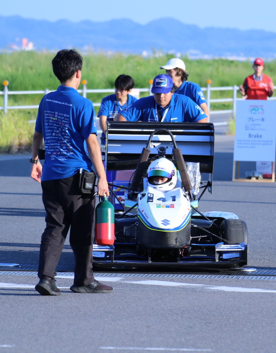 tfc_newstar's tweet photo. DAY3は再車検とブレーキロックで苦戦をするも無事に全ての車検に合格し、デザイン・プレゼン審査も無事終えることができました。7年ぶりの動的種目への進出です！ 変わらず支え続けてくださったスポンサー様に結果で恩返しができるよう、気を引き締めて動的種目に挑みます！
#学生フォーミュラ #FSAE https://t.co/lLlBQnsUpV
