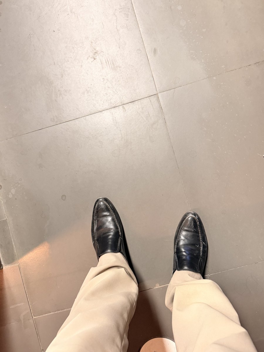 darkmanbdsm's tweet photo. สิ่งที่กูใช้ขัดรองเท้าละสะอาดกว่าน้ำยาขัดรองเท้าก็คือลิ้นและน้ำลายของทาสต่ำ ๆ ว่ะ เลียจนเงาวับเลยไอ้เวร https://t.co/9472NNiPvh