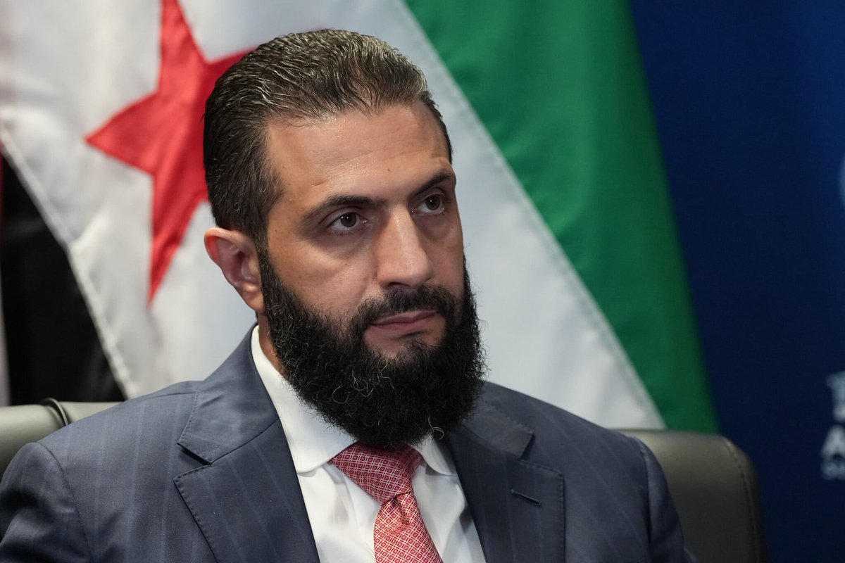 visegrad24's tweet photo. 🇸🇾🇮🇶  Syria has declared full mobilization along the Iraqi border

All soldiers on leave have been called back.

Syrian officials did not provide details, but media outlets reported that the reason is a sharp increase in Iranian militia mobilization near the Iraq-Syria border.

Damascus officially warned the Iraqi government that any drone or rocket strikes launched from Iraqi soil targeting Syria will face direct military retaliation.

Syrian authorities recently intercepted a massive covert weapons shipment hidden inside an oil tanker crossing from Iraq. The shipment contained long-range missiles and advanced drones.
