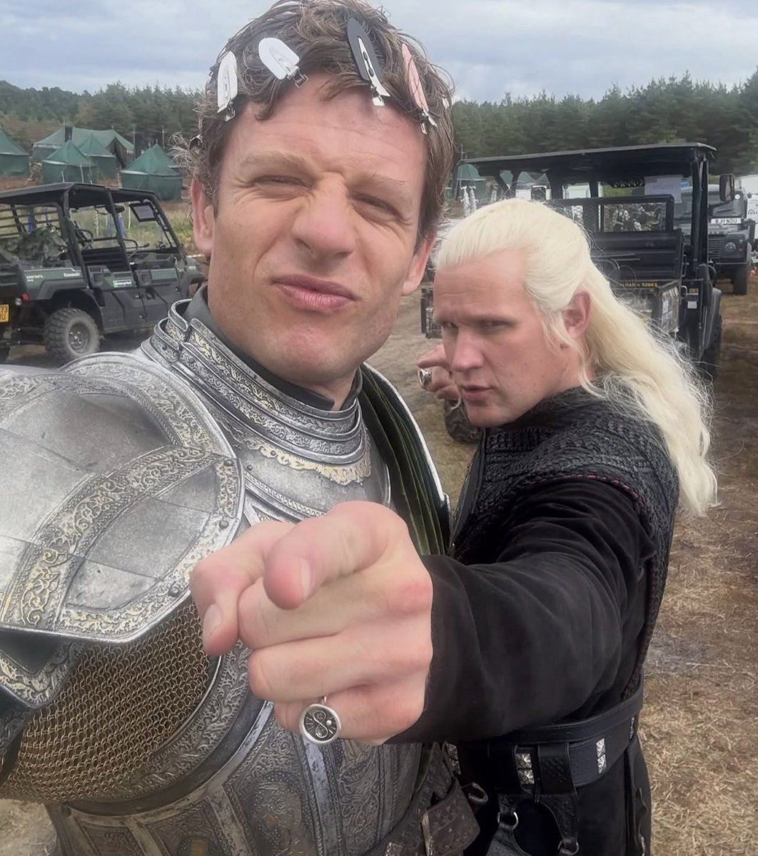 dahiamarinez's tweet photo. Nosotros sufriendo cada domingo // Ellos. 😂 

#HotD #HouseoftheDragon https://t.co/TfmBCcc4Nv