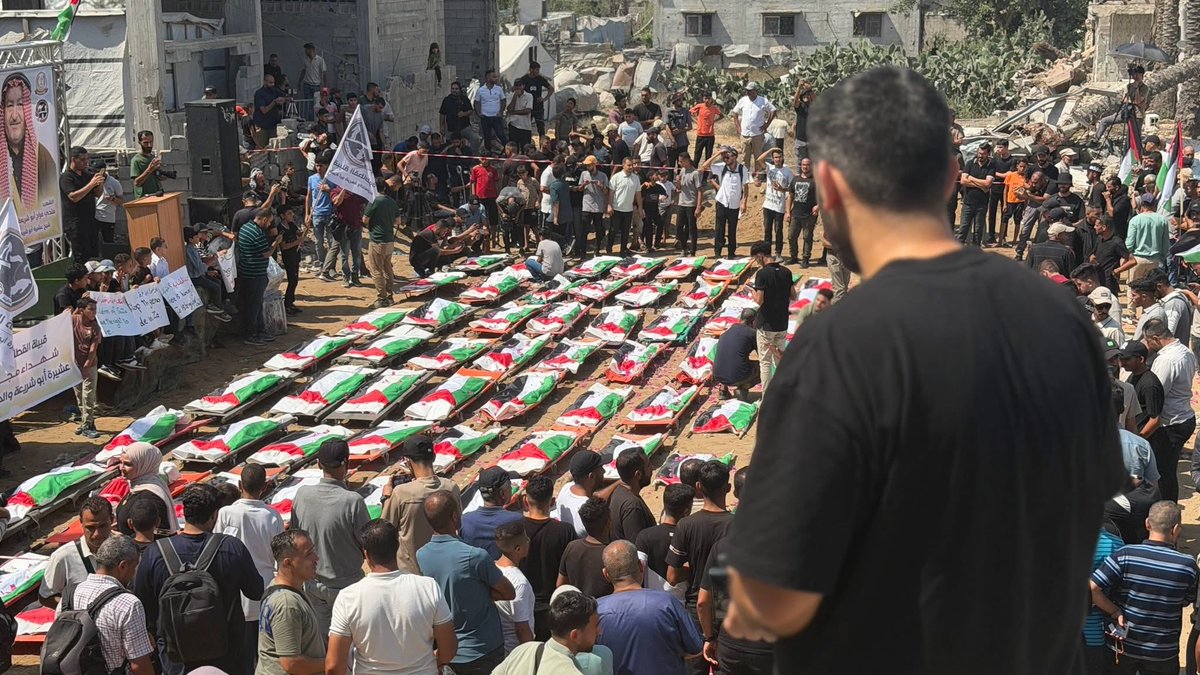 yousefaldomouky's tweet photo. بعض الجنازات لا تشيع الموتى بقدر ما تشيع المتفرجين.

تصوير الصحفي الغزي: يوسف فارس. https://t.co/0VOzmBPwPu