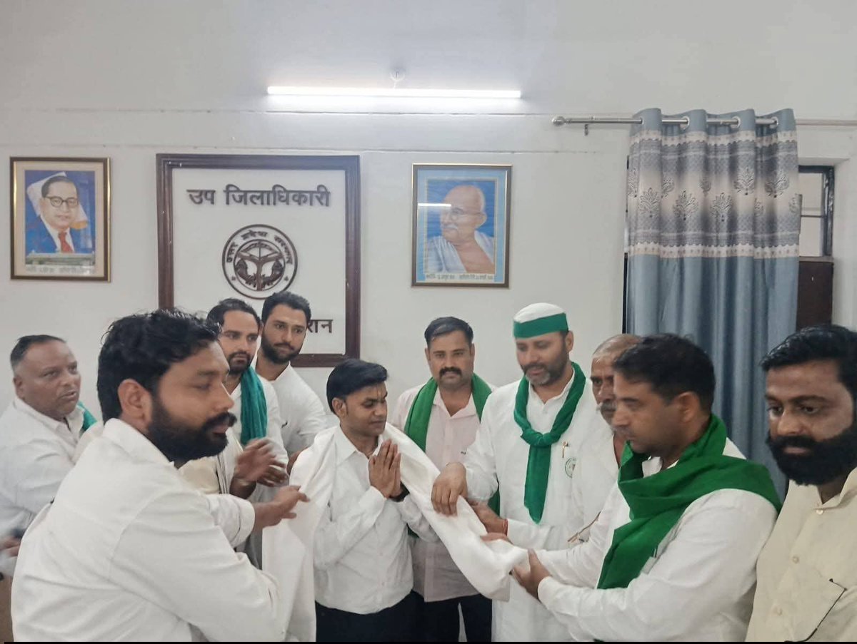 PunitKu91920945's tweet photo. 📍 सहारनपुर: BKU (टिकैत) ने SDM को सौंपा ज्ञापन 🚜📑रामपुर मनिहारन तहसील अध्यक्ष चौधरी गालिब प्रधान के नेतृत्व में कार्यकर्ताओं ने नवनियुक्त उपजिलाधिकारी को शॉल ओढ़ाकर व पुष्पगुच्छ से सम्मानित किया 
@RakeshTikaitBKU @NareshTikait @SaharanpurDm @digsaharanpur https://t.co/EtC5JNMDSd