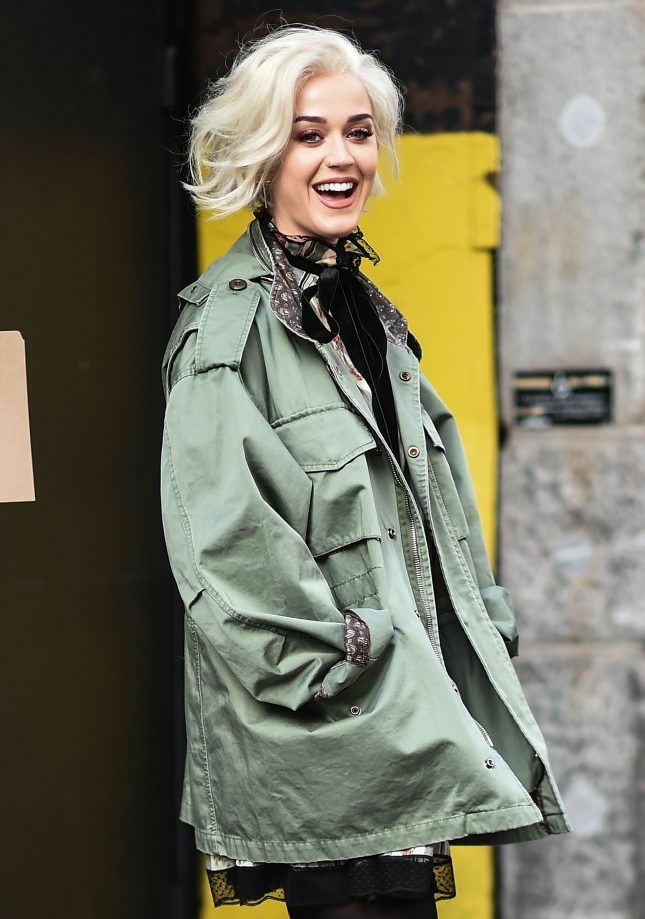 italian_katycat's tweet photo. If she had this hair for all the Witness era... it could be so fresh https://t.co/8oNwMztdy6