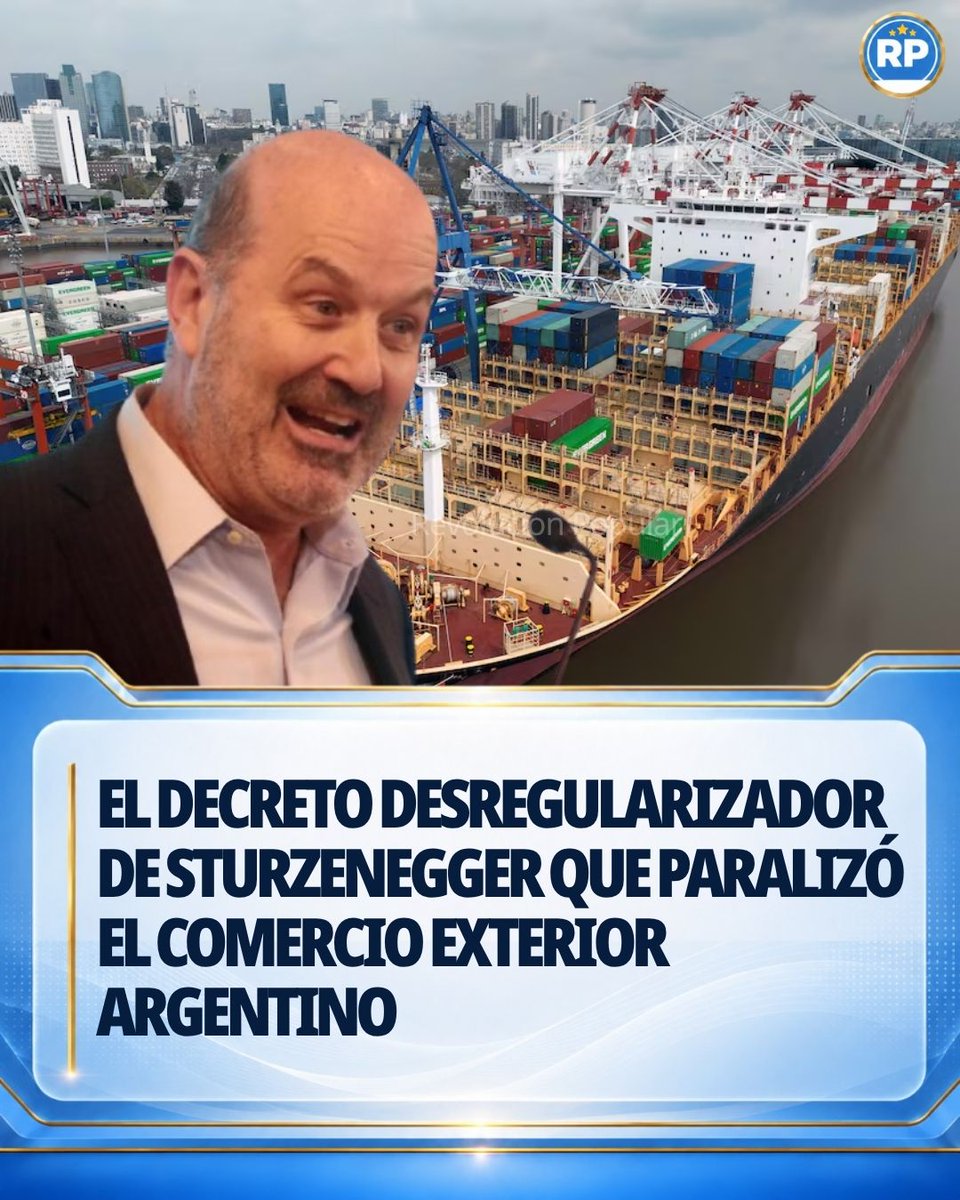RPN_Oficial's tweet photo. El Gobierno nacional intimó a los 450 peritos navales encargados de maniobrar buques de gran porte en vías navegables a levantar el paro que iniciaron ayer y que mantiene frenada la salida y entrada de naves con cargas de exportación e importación. A través de la Prefectura Naval, los conminó a retomar los servicios de manera urgente bajo amenaza de sumarios y penas de prisión.

El paro por tiempo indeterminado de los prácticos navales –así se llama al personal especializado en conducir naves comerciales por ríos, canales e hidrovías hasta el puerto de destino- fue producto de un cuestionable decreto impulsado por el ministro Federico Sturzenegger, que desregula la actividad y empeora las condiciones laborales de esos peritos.

Tal como lo explicó el ministro a través de un posteo en sus redes sociales, el decreto 690/2026 exime a las empresas navieras de la obligación de contratar a prácticos y flexibiliza esa práctica para cualquier otro personal.

También quita los topes a la escala salarial por esa prestación, limita la cantidad de buques que puedan entrar y empeora las condiciones de seguridad y traslado de esos peritos, entre otras cuestiones.

La medida desató la reacción inmediata de los prácticos que garantizan la seguridad de la entrada y salida de buques y barcos al país, ya que debido a su fino conocimiento de las vías navegables acompañan al capitán de navegación para reducir los riesgos de colisión, derrame y de cualquier accidente que pueda poner en peligro tanto las cargas como las rutas naturales.

Pero el punto que más cuestionó Sturzenegger es la tarifa que cobra un práctico. La prestación para las maniobras de ingreso o egreso de buques ronda los 15 mil y 20 mil dólares por prestación. Lo mismo o más de lo que cobra un capitán por la totalidad del viaje.

Sin embargo, los valores fueron fijados a través de un tarifario vigente desde el gobierno de Mauricio Macri y no son parte de los gastos de Estado que Sturzenegger dice defender.

“No nos paga ningún ciudadano argentino, nos paga la empresa naviera” que en su mayoría son extranjeras, aclaró Fernando Morales, presidente de la Liga Naval Argentina.

Producto de la protesta iniciada en las últimas horas, se mantiene paralizado el comercio internacional por vía naval. Embarcaciones con granos, insumos energéticos y mercaderías de distintas características están frenadas desde las últimas horas.

Debido a esta medida “Sturzenegger se acaba de gastar más de lo que dice que se va a ahorrar con sus nuevas tarifas”, cuestionó Morales durante una entrevista por Urbana Play.