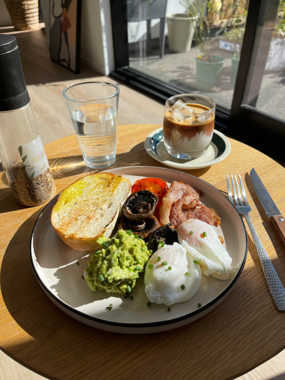 Sunset_Sip's tweet photo. Having breakfast and lunch together, on a sunny day with delicious food and an iced latte, even time seems to slow down. A bite of a perfectly poached egg with avocado—pure energy! ☀️🌿 https://t.co/UbJovjBNSm