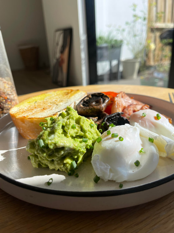 Sunset_Sip's tweet photo. Having breakfast and lunch together, on a sunny day with delicious food and an iced latte, even time seems to slow down. A bite of a perfectly poached egg with avocado—pure energy! ☀️🌿 https://t.co/UbJovjBNSm