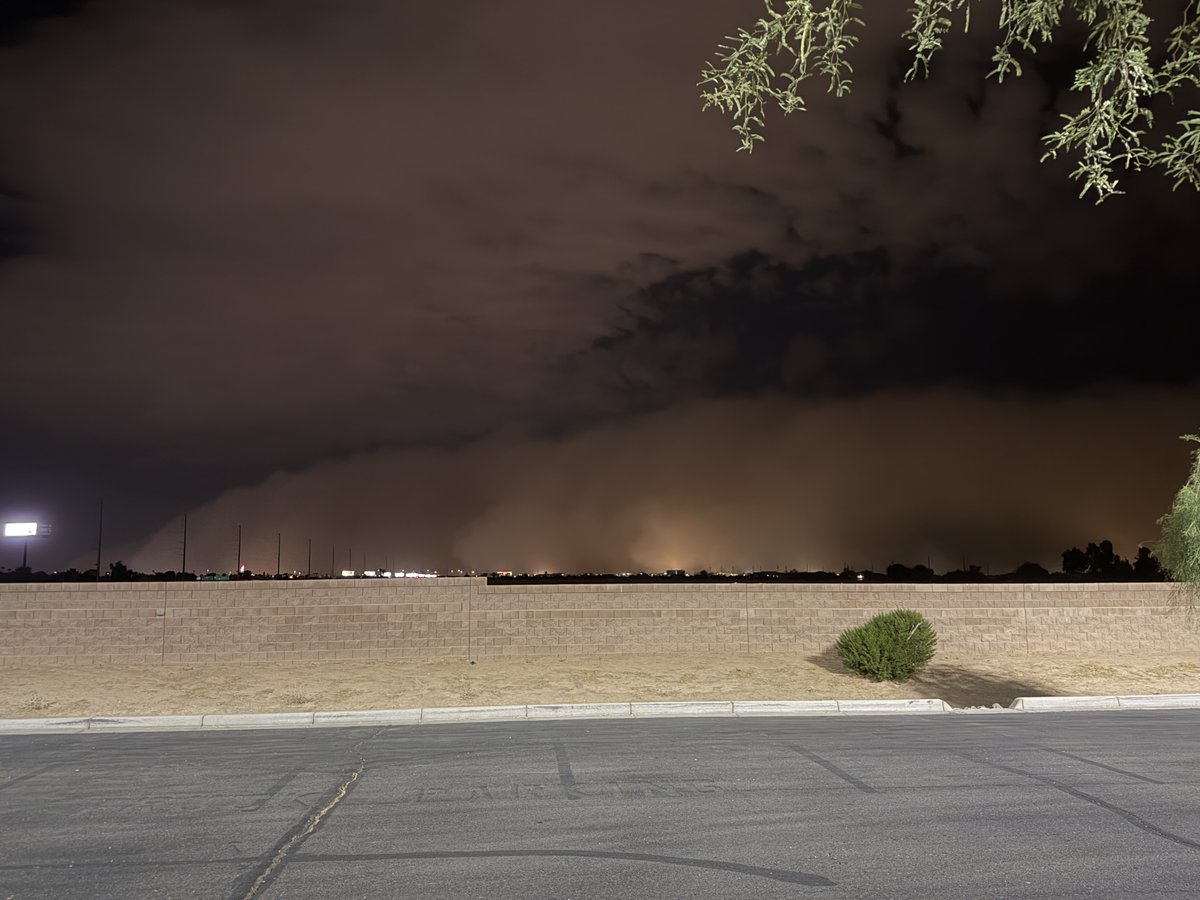 ConvChronicles's tweet photo. Early indications are that last night's haboob that moved through the Phoenix metro area was a Category 5 dust storm, only the 5th in the last 16 years. 

Dust storms that move through the Phoenix metro area are classified by their dust concentration, along with (secondarily) their spatial coverage, duration, and strength of wind gusts. This scale was published in early 2026 through the collaboration of a myriad of local Arizona meteorologists; learn more about it at the following website and journal article:

https://t.co/hOz5kSt3WO

https://t.co/NDDP5T6RWk