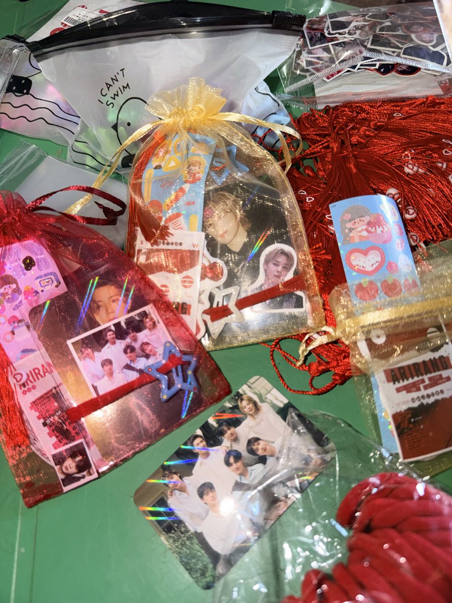 Emy_zzzzz's tweet photo. Não tenho engajamento 
Mas queria compartilhar os freebies que vou distribuir dia 30 no show do bts 
No setor que eu conseguir o ingresso 
Mas se puder eu saio da fila para distribuir para os outros setores também 
Estou levando esses dia 30 e vou levar outros dia 31 pista ) https://t.co/r6W3ARHLfd